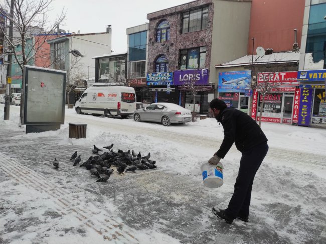 kars’ta-kaldirimlarin-kari-temizleniyor-(1).jpg