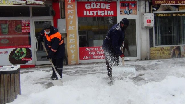 kars’ta-kaldirimlarin-kari-temizleniyor-(2).jpg