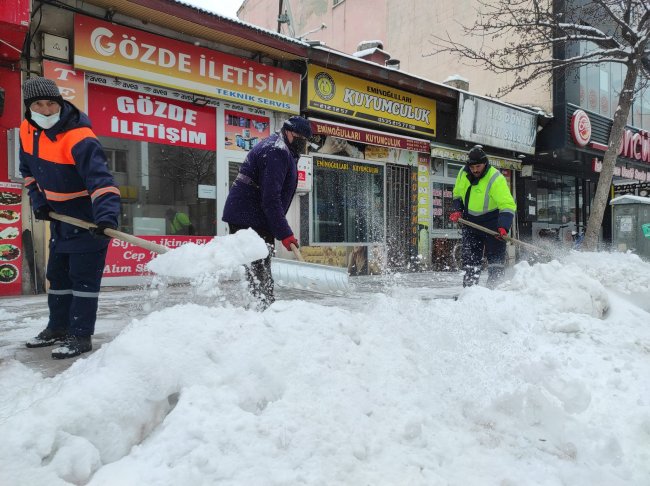 kars’ta-kaldirimlarin-kari-temizleniyor-(3).jpg