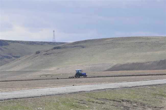 kars’ta-koronali-gunlerde-tarla-surumu-basladi-(3).jpg