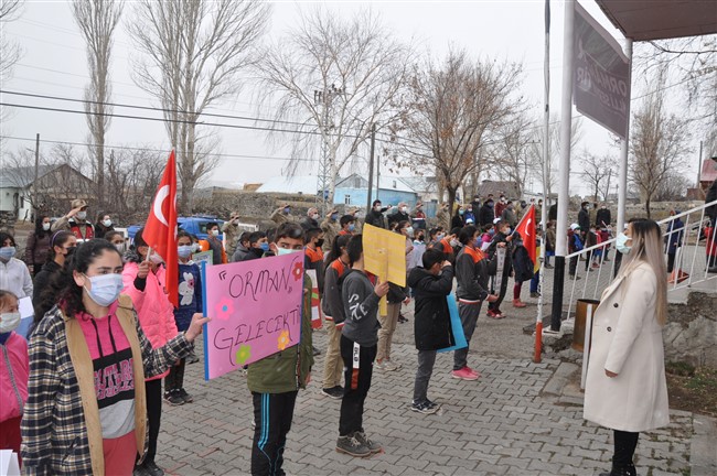 kars’ta-minik-eller,-kahraman-ellerle-birlikte-fidan-dikti-(14).jpg