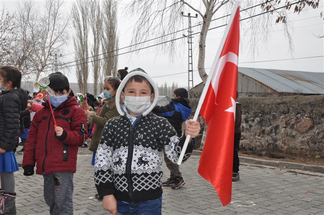 kars’ta-minik-eller,-kahraman-ellerle-birlikte-fidan-dikti-(2).jpg