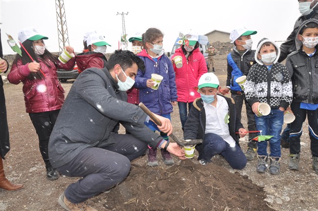 kars’ta-minik-eller,-kahraman-ellerle-birlikte-fidan-dikti-(22).jpg