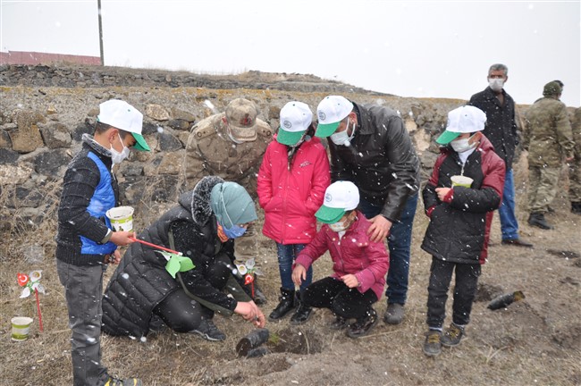 kars’ta-minik-eller,-kahraman-ellerle-birlikte-fidan-dikti-(26).jpg