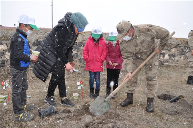 kars’ta-minik-eller,-kahraman-ellerle-birlikte-fidan-dikti-(29).jpg