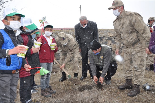 kars’ta-minik-eller,-kahraman-ellerle-birlikte-fidan-dikti-(30).jpg