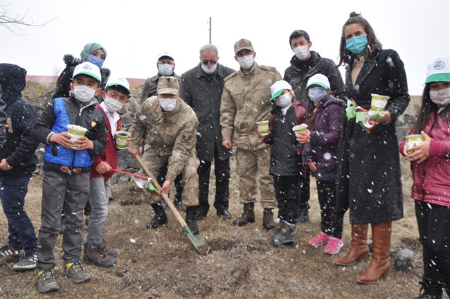 kars’ta-minik-eller,-kahraman-ellerle-birlikte-fidan-dikti-(31).jpg