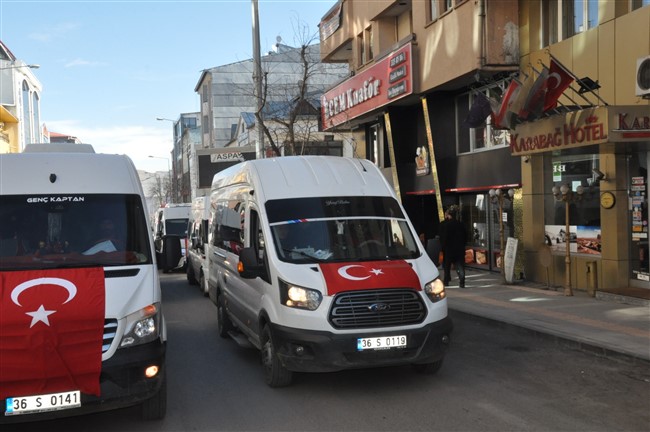 kars’ta-ogrenci-servisleri,-idlib-sehitlerini-anmak-ve-bahar-kalkani-harekati’na-destek-icin-araclarina-turk-bayragi-asarak,-konvoy-yapti-(15).jpg