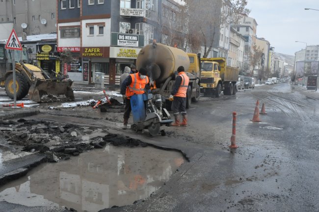 kars’ta-su-borusu-patladi!-kazimpasa-caddesi-trafige-kapatildi-(1).jpg