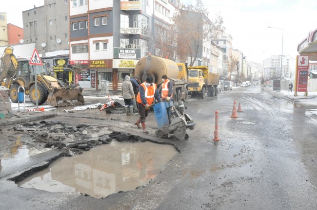 kars’ta-su-borusu-patladi!-kazimpasa-caddesi-trafige-kapatildi-(2).jpg