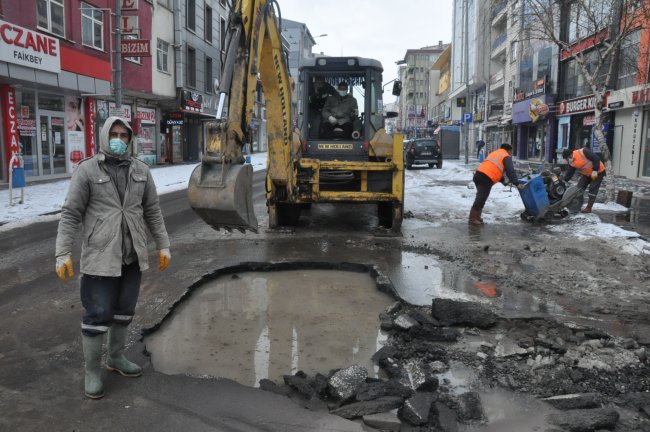 kars’ta-su-borusu-patladi!-kazimpasa-caddesi-trafige-kapatildi-(3).jpg