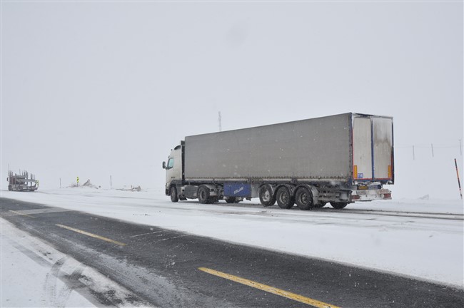 kars’ta-tirlar-yolda-kaldi,-gole-yolu-kapatildi-(1).jpg