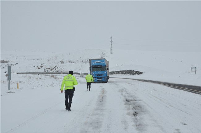 kars’ta-tirlar-yolda-kaldi,-gole-yolu-kapatildi-(10).jpg