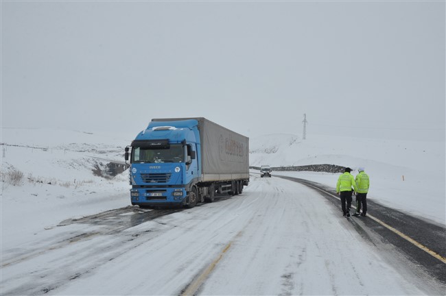 kars’ta-tirlar-yolda-kaldi,-gole-yolu-kapatildi-(11).jpg