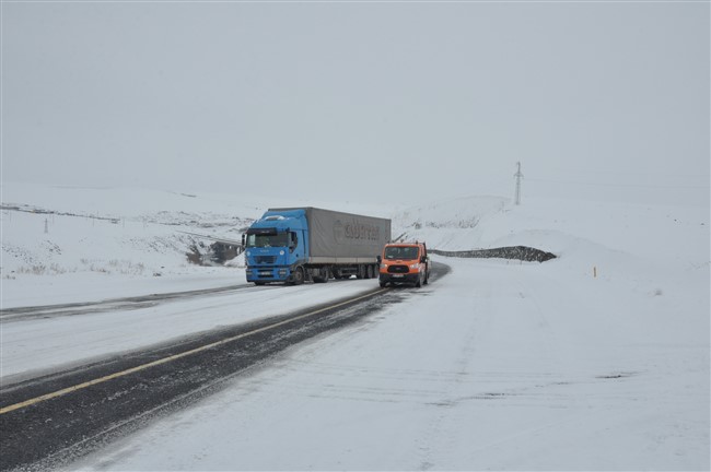 kars’ta-tirlar-yolda-kaldi,-gole-yolu-kapatildi-(12).jpg