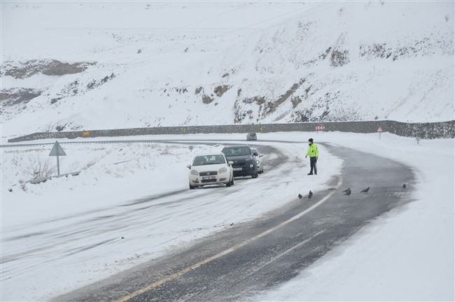 kars’ta-tirlar-yolda-kaldi,-gole-yolu-kapatildi-(13).jpg