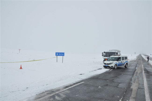 kars’ta-tirlar-yolda-kaldi,-gole-yolu-kapatildi-(14).jpg