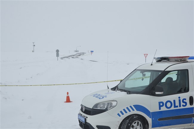 kars’ta-tirlar-yolda-kaldi,-gole-yolu-kapatildi-(15).jpg