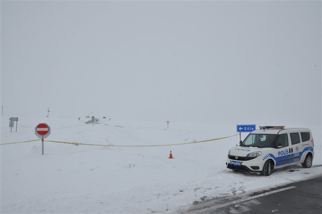 kars’ta-tirlar-yolda-kaldi,-gole-yolu-kapatildi-(16).jpg