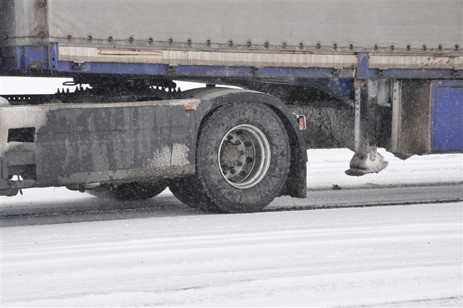 kars’ta-tirlar-yolda-kaldi,-gole-yolu-kapatildi-(2).jpg