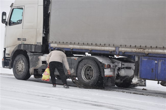 kars’ta-tirlar-yolda-kaldi,-gole-yolu-kapatildi-(3).jpg