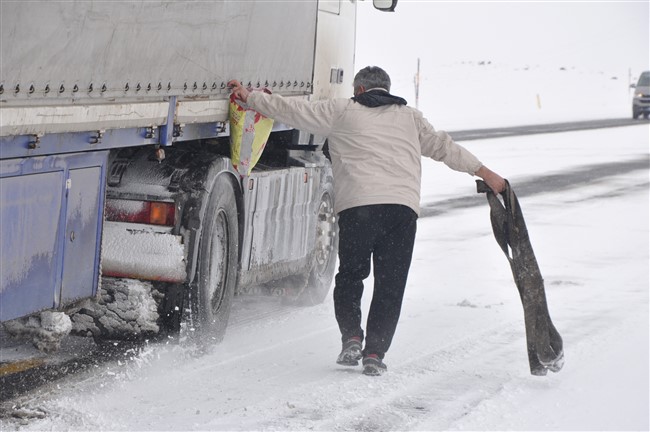 kars’ta-tirlar-yolda-kaldi,-gole-yolu-kapatildi-(4).jpg