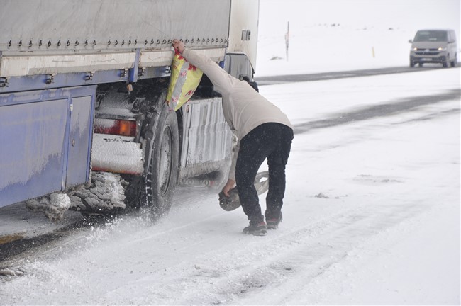 kars’ta-tirlar-yolda-kaldi,-gole-yolu-kapatildi-(5).jpg