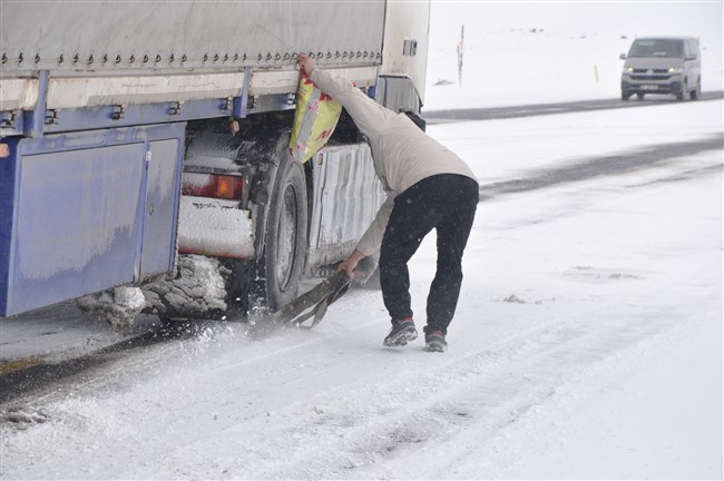 kars’ta-tirlar-yolda-kaldi,-gole-yolu-kapatildi-(6).jpg