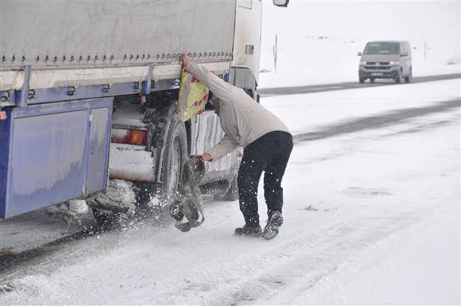 kars’ta-tirlar-yolda-kaldi,-gole-yolu-kapatildi-(7).jpg