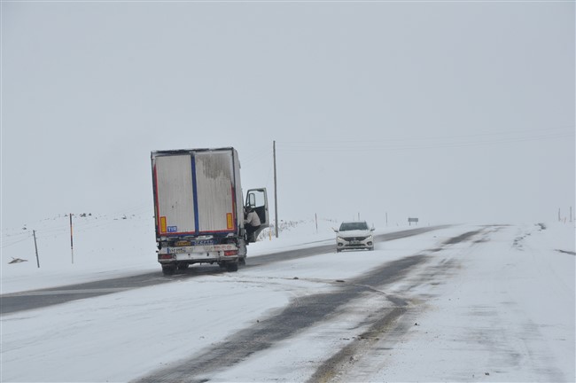 kars’ta-tirlar-yolda-kaldi,-gole-yolu-kapatildi-(8).jpg