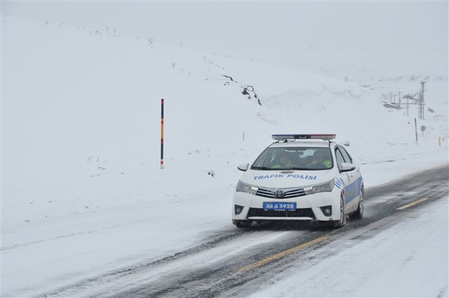 kars’ta-tirlar-yolda-kaldi,-gole-yolu-kapatildi-(9).jpg