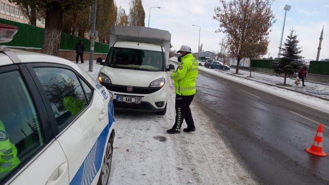 kars’ta-trafik-ekiplerinden-kis-lastigi-denetimi-(2).jpg