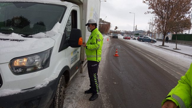 kars’ta-trafik-ekiplerinden-kis-lastigi-denetimi-(3).jpg