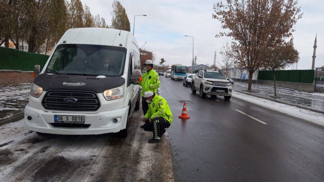 kars’ta-trafik-ekiplerinden-kis-lastigi-denetimi-(4).jpg