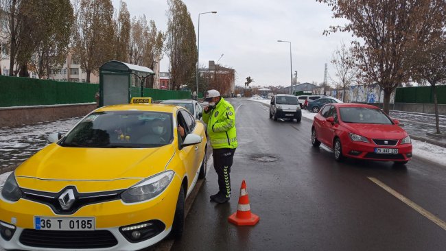 kars’ta-trafik-ekiplerinden-kis-lastigi-denetimi-(5).jpg