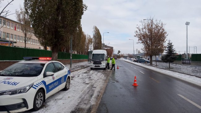 kars’ta-trafik-ekiplerinden-kis-lastigi-denetimi-(8).jpg