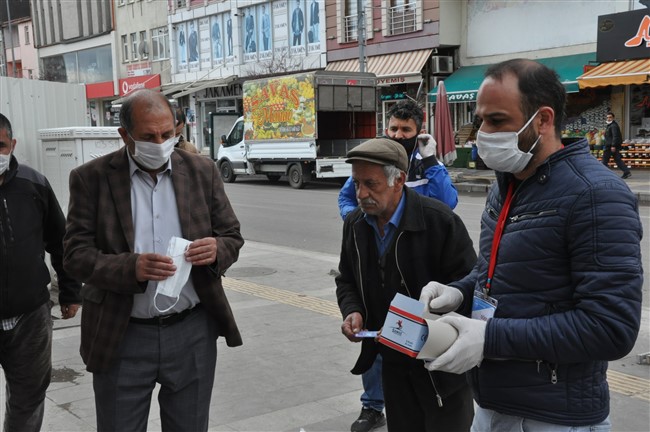 kars’ta-ucretsiz-maske-dagitimi-devam-ediyor-(5).jpg