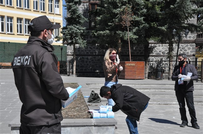 kars’ta-ucretsiz-maske-dagitimina-baslanildi-(10).jpg