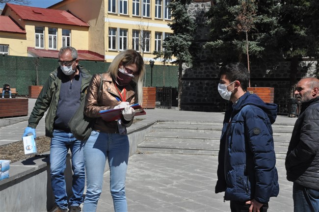 kars’ta-ucretsiz-maske-dagitimina-baslanildi-(3).jpg