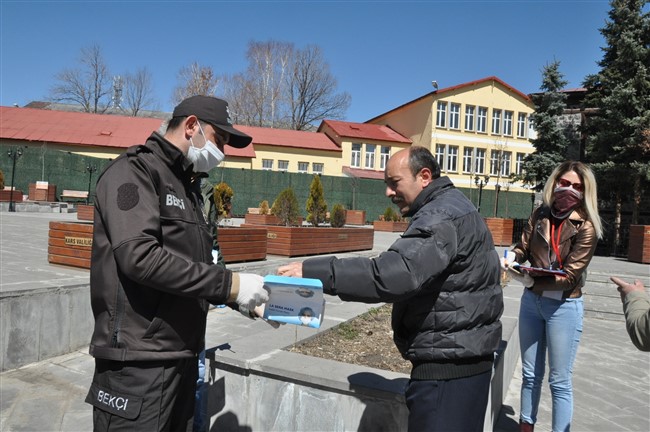 kars’ta-ucretsiz-maske-dagitimina-baslanildi-(4).jpg