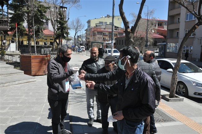 kars’ta-ucretsiz-maske-dagitimina-baslanildi-(5).jpg