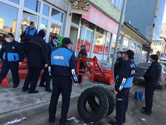 kars-belediyesi’nin-kaldirim-ve-yol-isgali-denetimleri-devam-ediyor--(3).jpg