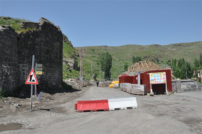 kars-dere-ici-yolu-trafige-kapatildi-(1).jpg