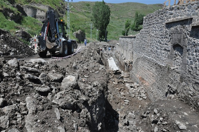 kars-dere-ici-yolu-trafige-kapatildi-(2).jpg