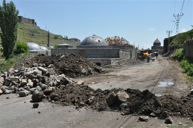 kars-dere-ici-yolu-trafige-kapatildi-(5).jpg