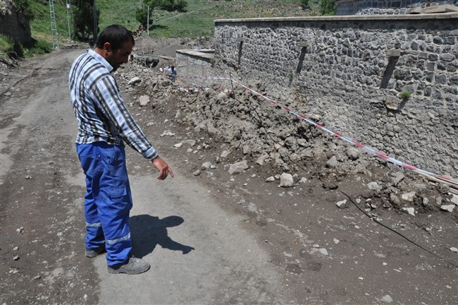 kars-dere-ici-yolu-trafige-kapatildi-(6).jpg