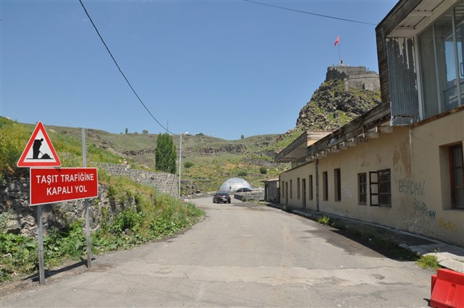 kars-dere-ici-yolu-trafige-kapatildi-(7).jpg