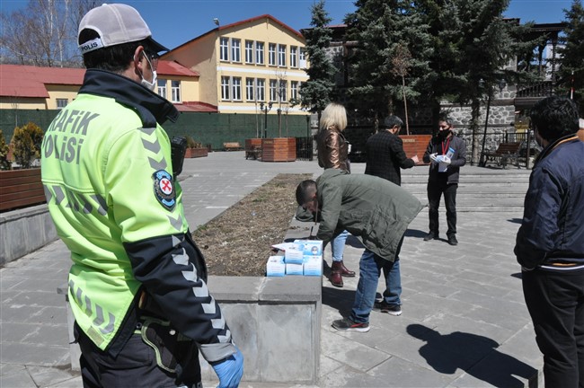 kars-polisinden-maske-denetimi-(8).jpg