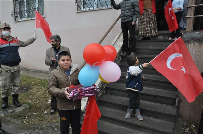 kars-vefa-sosyal-destek-grubundan-“23-nisan”-ve-“dogum-gunu”-surprizi-(12).jpg