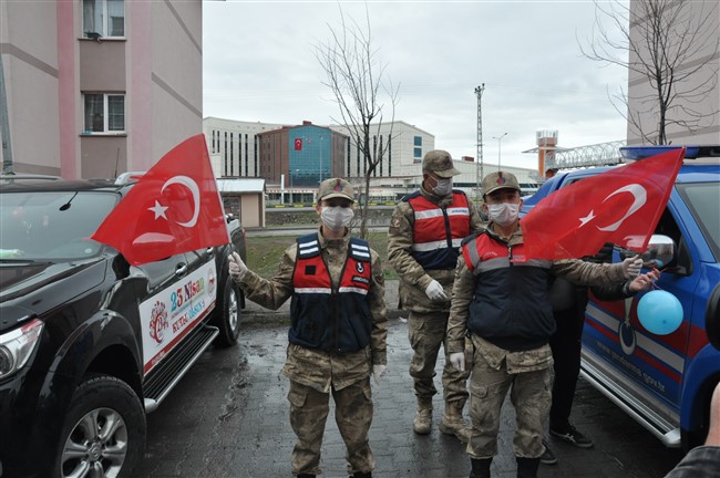 kars-vefa-sosyal-destek-grubundan-“23-nisan”-ve-“dogum-gunu”-surprizi-(8).jpg